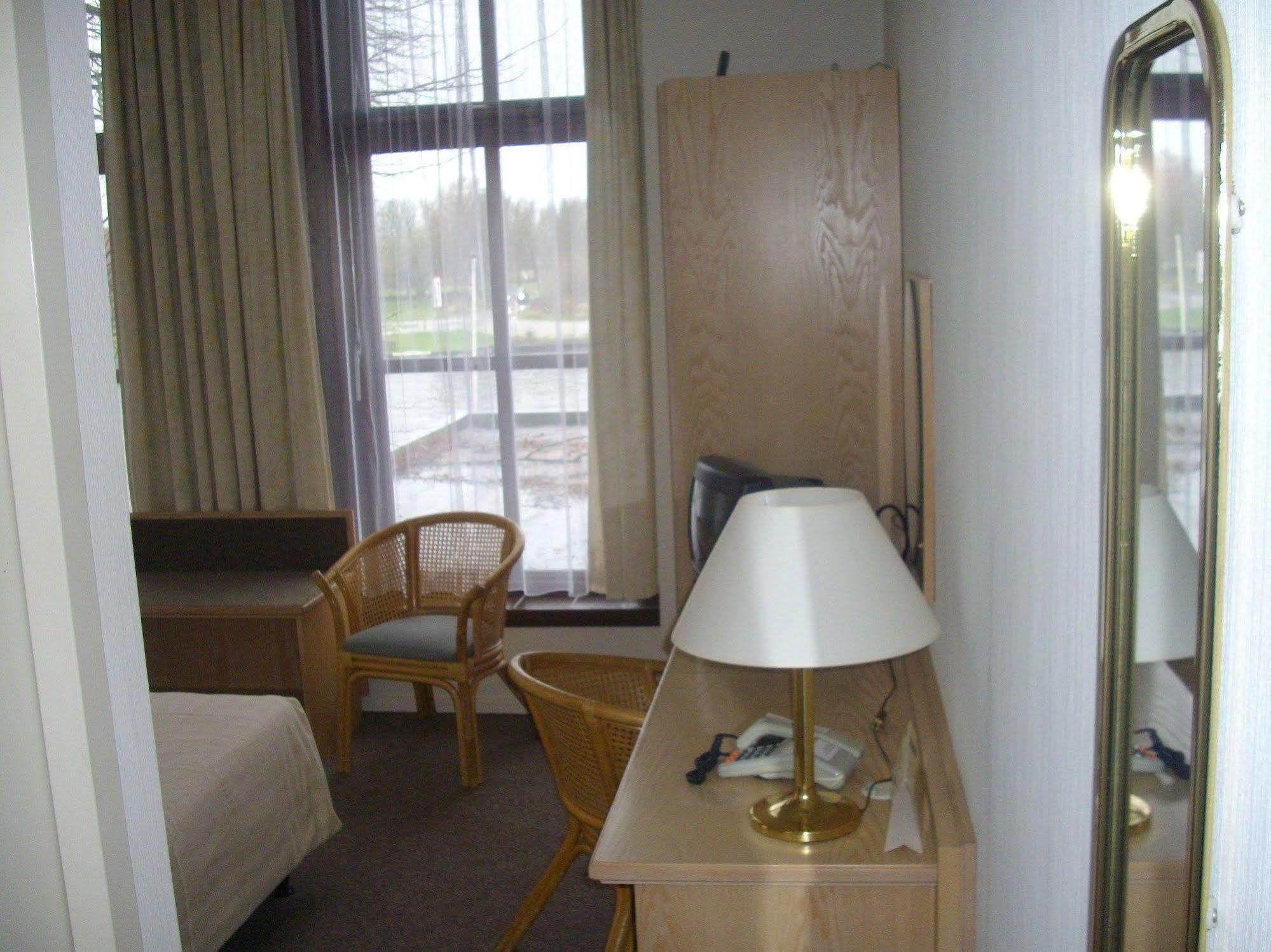 De Oude Schouw Hotel Jirnsum Exterior photo